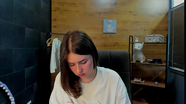 Snapshot of PaulineeJones chatting on June 9, 9:10 am PaulineeJones online show from June 9, 9:10 am