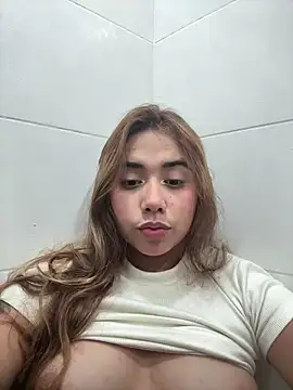 Snapshot of Issie_01 chatting on June 27, 4:39 am Issie 01 online show from June 27, 4:39 am
