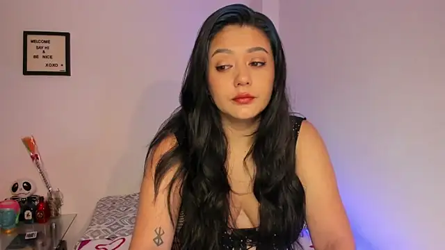 Snapshot of LauraToro_ chatting on November 29, 9:23 am LauraToro online show from November 29, 9:23 am