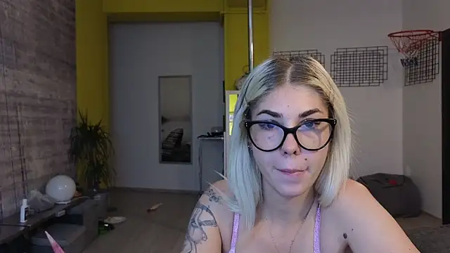 Snapshot of Sarahcamsx chatting on June 18, 8:46 pm Sarahcamsx online show from June 18, 8:46 pm