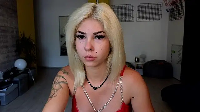 Snapshot of Sarahcamsx chatting on July 6, 5:26 am Sarahcamsx online show from July 6, 5:26 am