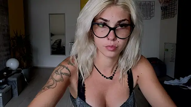 Snapshot of Sarahcamsx chatting on July 16, 8:53 am Sarahcamsx online show from July 16, 8:53 am