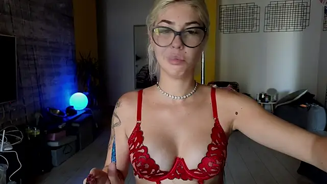 Snapshot of Sarahcamsx chatting on July 26, 8:32 am Sarahcamsx online show from July 26, 8:32 am