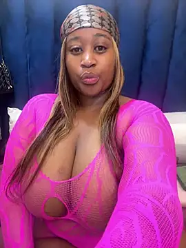 Curveybubbles23 online show from July 29, 11:14 pm