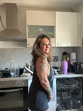 Snapshot of -SweetSandy- chatting on August 6, 1:46 pm -SweetSandy- online show from August 6, 1:46 pm