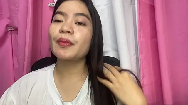 LouveniaDebeer online show from June 16, 1:25 pm