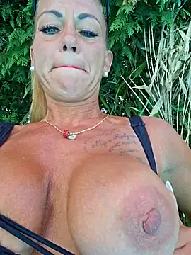 housewifebella online show from July 14, 2:01 pm