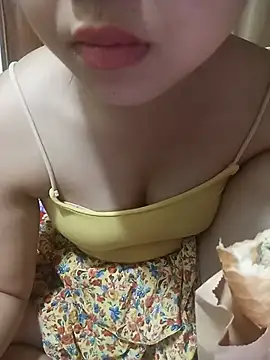 Snapshot of Emma-cutee chatting on July 2, 2:00 am Emma-cutee online show from July 2, 2:00 am
