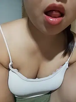 Snapshot of Emma-cutee chatting on July 13, 4:32 pm Emma-cutee online show from July 13, 4:32 pm
