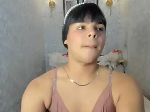 Snapshot of emily_rosue_ chatting on July 9, 4:27 am emily rosue online show from July 9, 4:27 am
