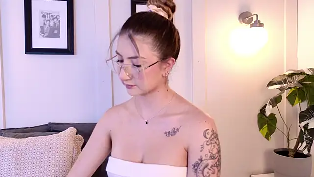 Alanna DH online show from July 4, 7:42 pm