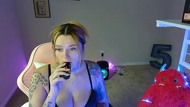Snapshot of karmathevixen chatting on July 7, 6:23 pm karmathevixen online show from July 7, 6:23 pm