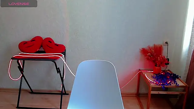ElaraJons online show from July 29, 7:06 am