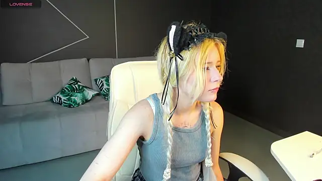 Snapshot of kikipeach chatting on June 28, 12:22 pm kikipeach online show from June 28, 12:22 pm