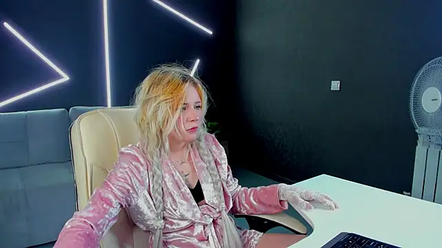 Snapshot of kikipeach chatting on June 30, 12:17 pm kikipeach online show from June 30, 12:17 pm