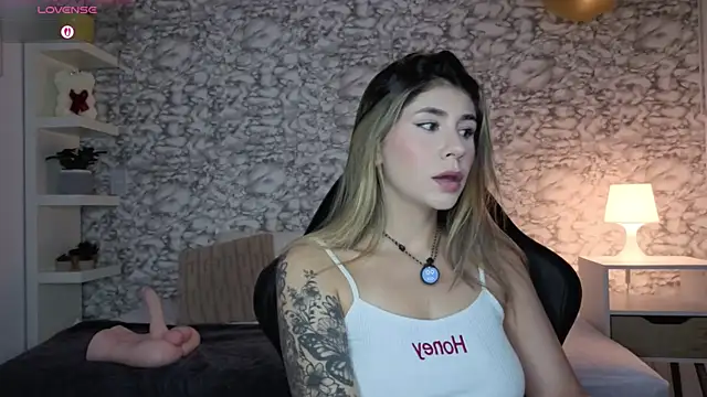 Snapshot of Isabella_Bliss chatting on July 29, 9:46 pm Isabella Bliss online show from July 29, 9:46 pm