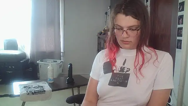 Snapshot of Tranicpixiedreamgrl chatting on June 29, 7:36 pm Tranicpixiedreamgrl online show from June 29, 7:36 pm