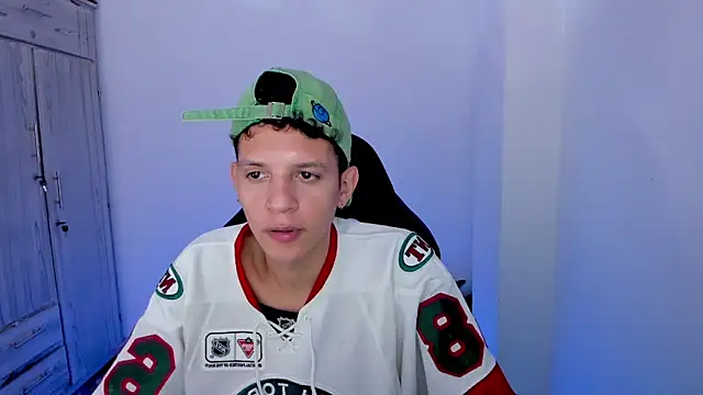 Snapshot of tylerrnova chatting on July 16, 3:23 am tylerrnova online show from July 16, 3:23 am