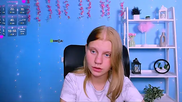 Snapshot of bella_sky11 chatting on July 11, 9:45 am bella sky11 online show from July 11, 9:45 am