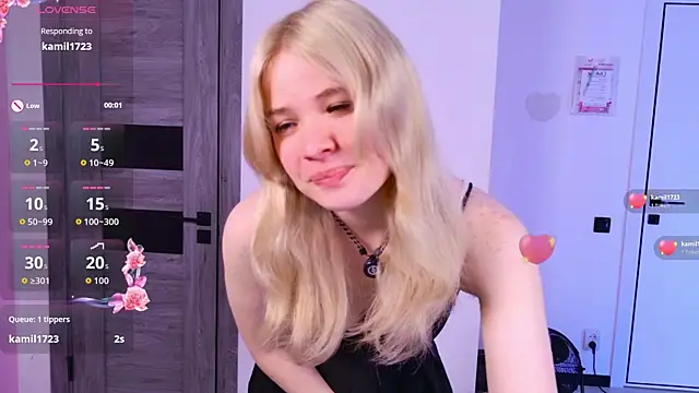 Snapshot of ChloeWells chatting on June 27, 3:44 am ChloeWells online show from June 27, 3:44 am