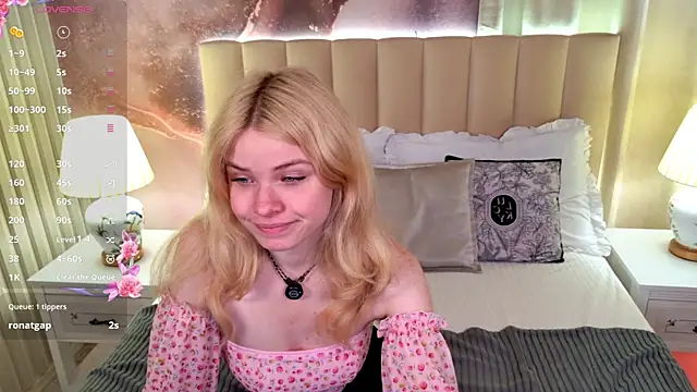 Snapshot of ChloeWells chatting on July 25, 3:37 am ChloeWells online show from July 25, 3:37 am
