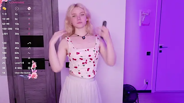 Snapshot of ChloeWells chatting on July 27, 3:35 am ChloeWells online show from July 27, 3:35 am