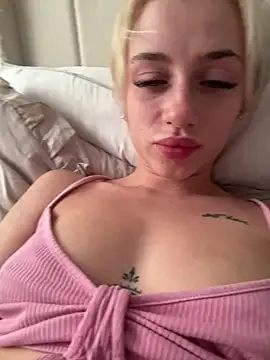 Snapshot of Mialovexox chatting on June 24, 5:56 pm Mialovexox online show from June 24, 5:56 pm