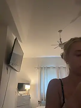 Snapshot of Mialovexox chatting on July 1, 6:40 pm Mialovexox online show from July 1, 6:40 pm