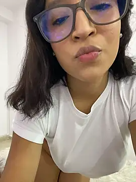 Snapshot of Julieta_Vegaax chatting on July 12, 7:38 pm Julieta Vegaax online show from July 12, 7:38 pm