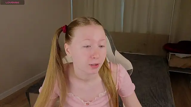 Snapshot of LiliTiny chatting on July 11, 1:30 am LiliTiny online show from July 11, 1:30 am