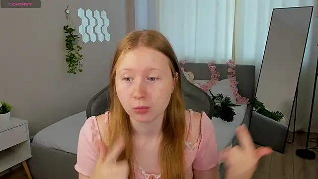 Snapshot of LiliTiny chatting on July 24, 1:25 am LiliTiny online show from July 24, 1:25 am