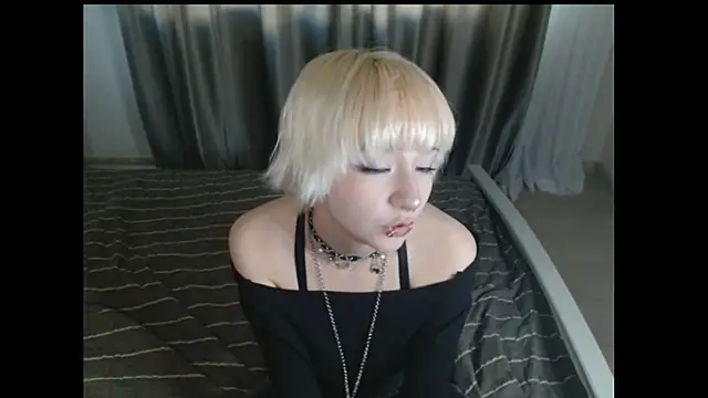 RoxyLien online show from June 21, 4:20 pm