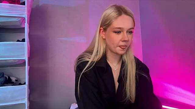 Snapshot of MichelleMargiela chatting on June 24, 12:20 am MichelleMargiela online show from June 24, 12:20 am