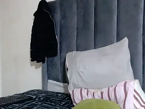 creamyslender23 online show from June 25, 2:33 am