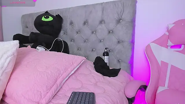 Snapshot of Emily_Ross- chatting on August 3, 10:24 pm Emily Ross- online show from August 3, 10:24 pm