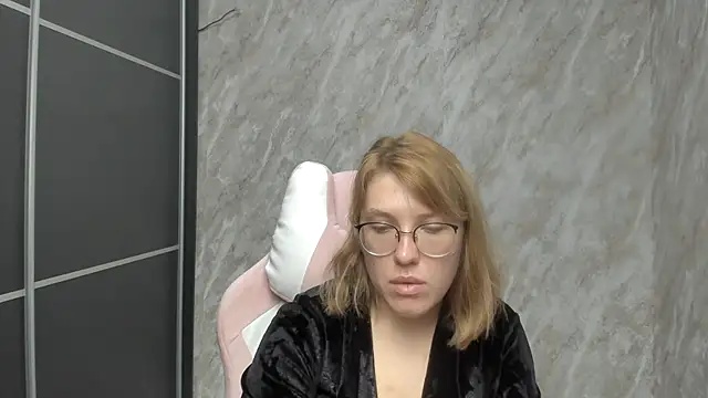 Reginasmilee online show from February 27, 6:18 am