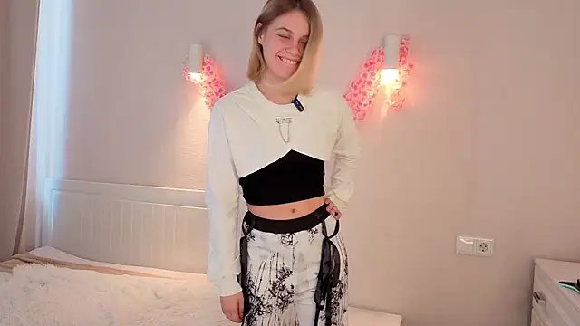 Snapshot of ChloeElise chatting on June 23, 1:20 pm ChloeElise online show from June 23, 1:20 pm