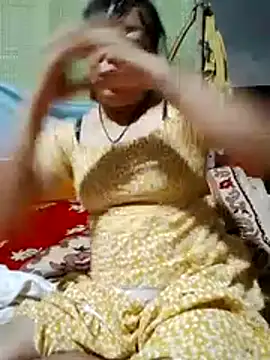 Snapshot of Moon_squirtt chatting on August 1, 2:49 pm Moon squirtt online show from August 1, 2:49 pm