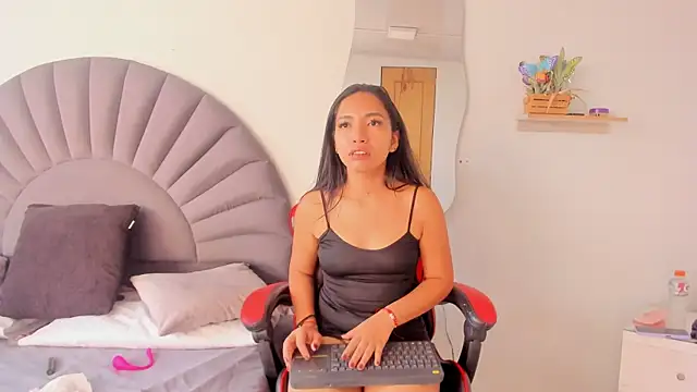 Snapshot of VioletR_osse chatting on July 28, 12:12 pm VioletR osse online show from July 28, 12:12 pm