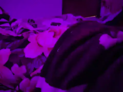 Snapshot of pleasures_wish chatting on July 4, 8:42 am pleasures wish online show from July 4, 8:42 am