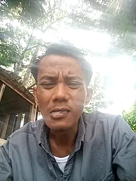 Snapshot of Younk001 chatting on July 13, 2:47 am Younk001 online show from July 13, 2:47 am