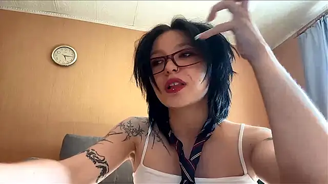 Snapshot of kriniavero chatting on July 17, 2:13 pm kriniavero online show from July 17, 2:13 pm