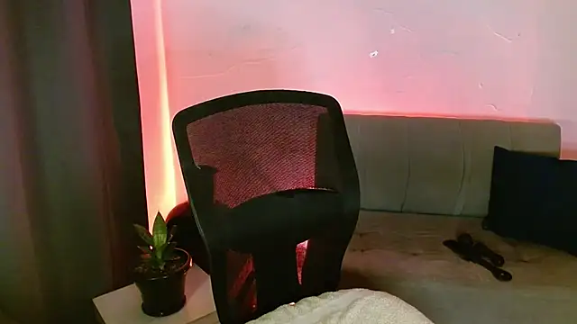 lispetite online show from February 24, 6:00 am