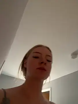 Snapshot of bleurose18 chatting on July 31, 11:53 am bleurose18 online show from July 31, 11:53 am