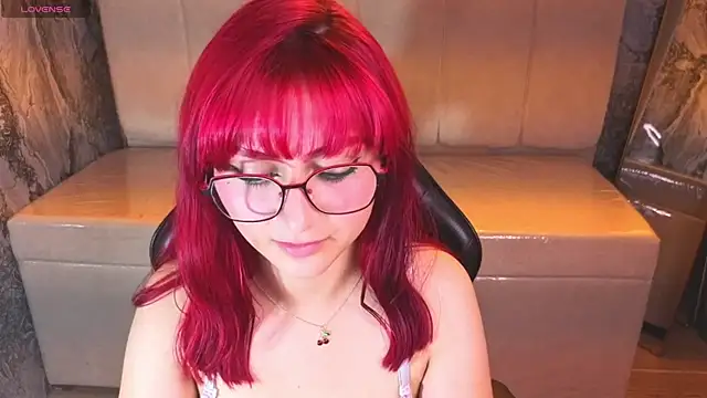 Snapshot of Queen_Red_v chatting on July 17, 6:53 am Queen Red v online show from July 17, 6:53 am