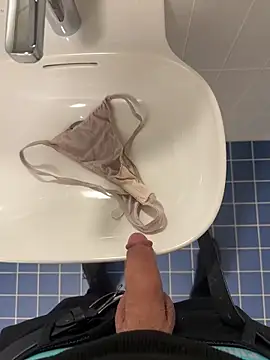 Snapshot of swissboy22 chatting on March 1, 3:03 pm swissboy22 online show from March 1, 3:03 pm