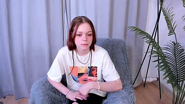 YaelHoughtling online show from July 22, 10:40 am