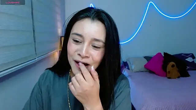 IsoldeReyes online show from August 5, 4:59 am