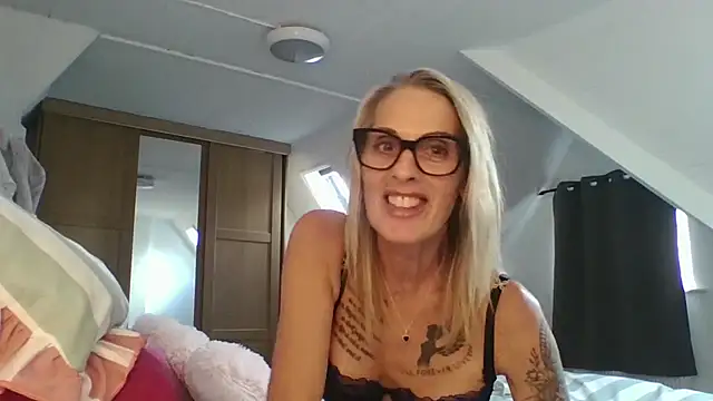 Snapshot of Busty-MorganXX chatting on July 31, 5:23 pm Busty-MorganXX online show from July 31, 5:23 pm