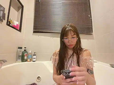 Snapshot of RENESME_E chatting on August 5, 1:52 am RENESME E online show from August 5, 1:52 am